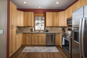 ثلاجة، ميكروويف، فرن، موقد طهي مسطح