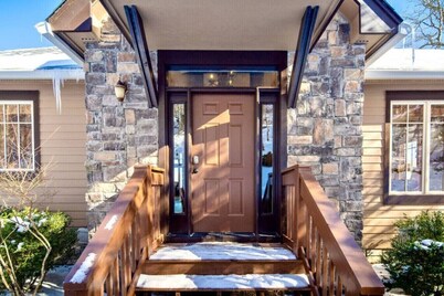 True Ski-in/Ski-Out, 3500 Sqft, Hot Tub, Wet Bar, Sleeps 16