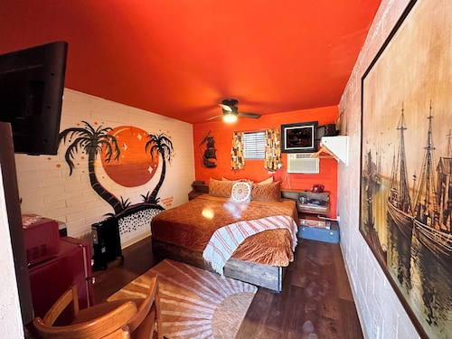 Vintage Motel Room in sunny Tucson with WiFi, AC "Tequila Sunrise"