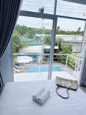 Quarto casal luxo, sacada | Wi-Fi de cortesia, roupa de cama