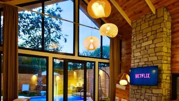 Bungalow de lujo, alberca privada, vista al jardín | Área de sala de estar