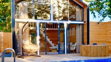 Kolam renang outdoor, dengan payung kolam renang dan kursi berjemur