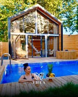 Una piscina al aire libre, sombrillas, tumbonas