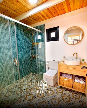 Luksus-bungalow - privat pool - udsigt til have | Badeværelse | Kombination af bruser/badekar, gratis toiletartikler, hårtørrer