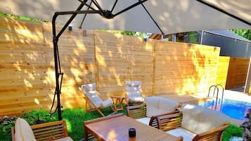 Luxe bungalow, privézwembad, uitzicht op tuin | Terras