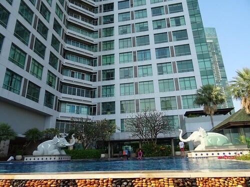 Large Luxury Riverside Penthouse. 5 Star hotel area, close to Skytrain,