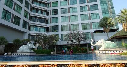 Large Luxury Riverside Penthouse. 5 Star hotel area, close to Skytrain,