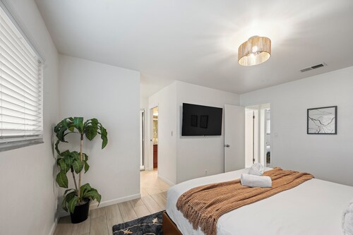 7 Bed Single Level Home+Detached Casita, Game Room, Fire-pit, Free Parking/Wi-fi