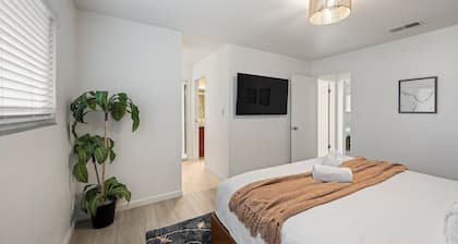 7 Bed Single Level Home+Detached Casita, Game Room, Fire-pit, Free Parking/Wi-fi