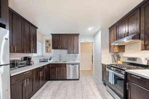 Fridge, microwave, oven, stovetop - 7 Bed Single Level Home+Detached Casita, Game Room, Fire-pit, Free Parking/Wi-fi (Hayward)