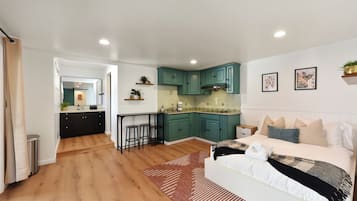 6 bedrooms, desk, iron/ironing board, free WiFi