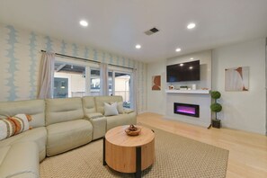 Smart TV, fireplace, books - 7 Bed Single Level Home+Detached Casita, Game Room, Fire-pit, Free Parking/Wi-fi (Hayward)