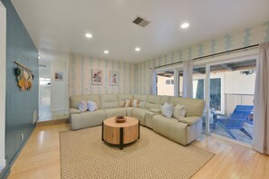 Smart-TV, Kamin, Bücher