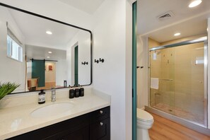 Dusche, Haartrockner, Handtücher, Seife