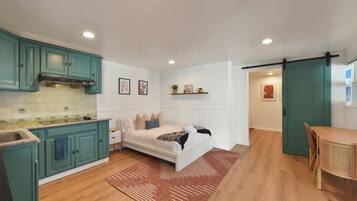 6 bedrooms, desk, iron/ironing board, free WiFi