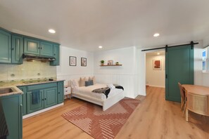 6 bedrooms, desk, iron/ironing board, free WiFi