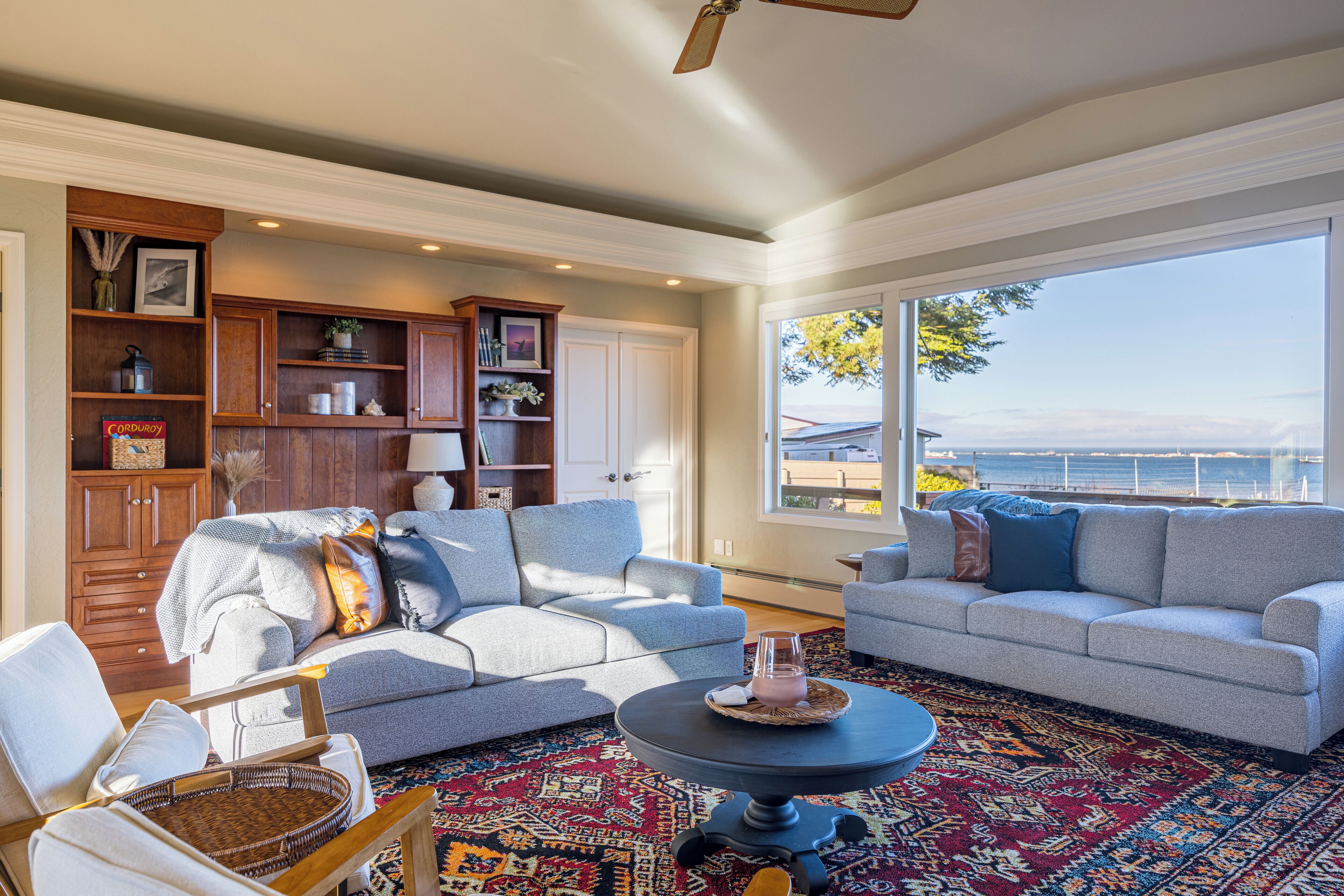 Una televisión, una chimenea