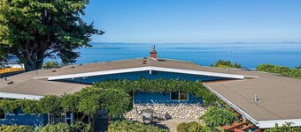Cliffside Rest, w/ Oceanfront Views near Olympic National Park + Jacuzzi & Grill