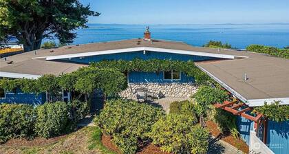 Cliffside Rest, w/ Oceanfront Views near Olympic National Park + Jacuzzi & Grill