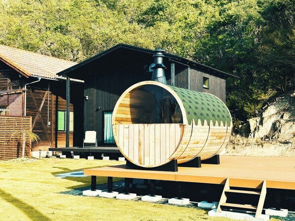 Property grounds - Glamping dome tent bathed in the setting sun in Se / Onomichi Hiroshima (Onomichi)