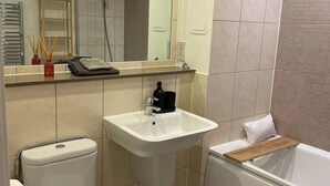 A bathroom with a white sink, a toilet, and a bathtub. - 1Bedroom - Sleeps 2 - Terrace, Bbq, Near Transport (London)