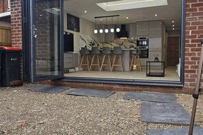 Outdoor dining - Chester - 4 Bed House Free parking (Chester)