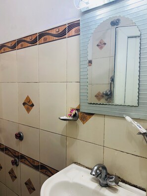Dusche, Bidet, Handtücher, Seife