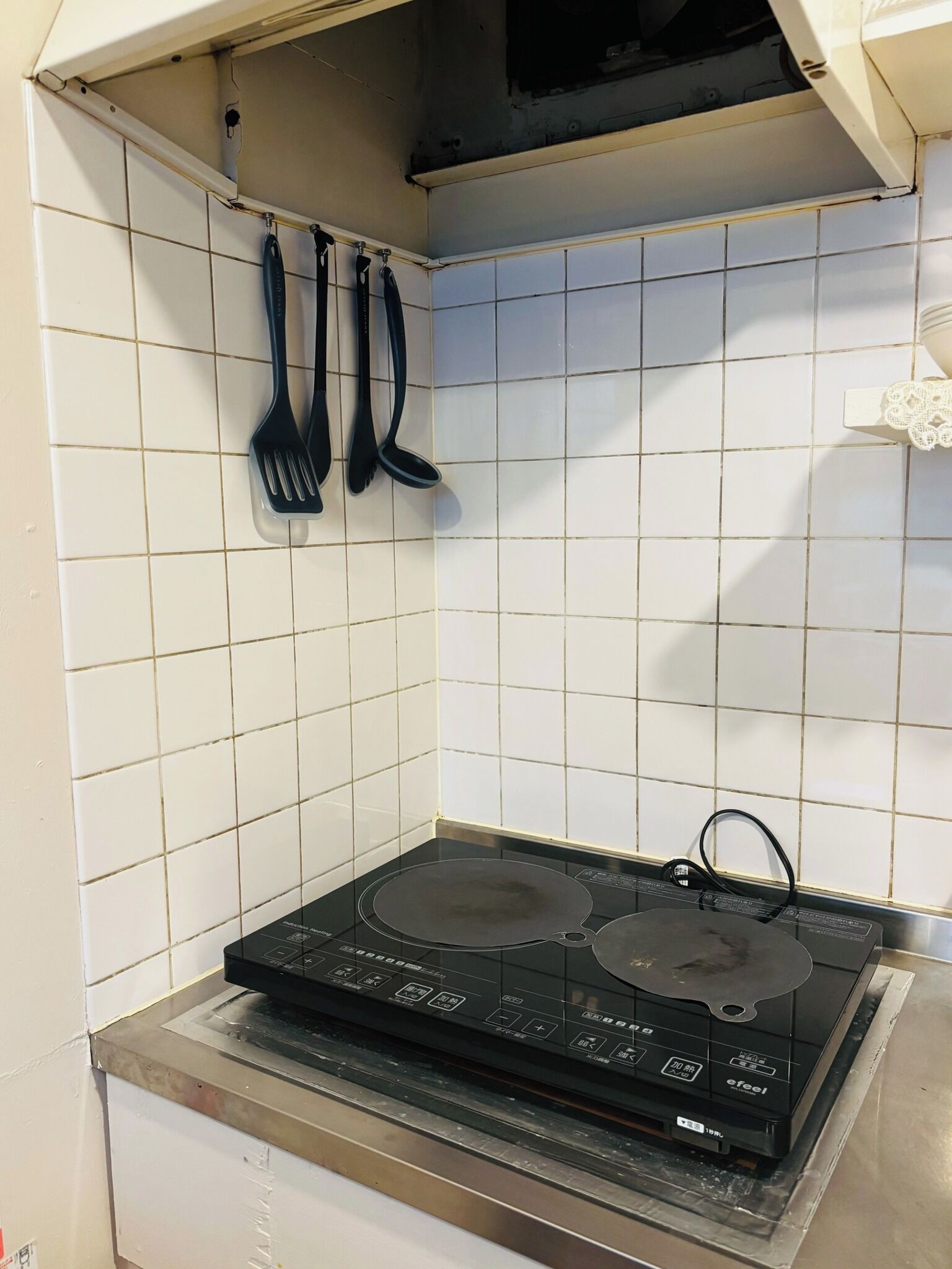 Kühlschrank, Mikrowelle, Herdplatte, Kochgeschirr/Geschirr/Besteck