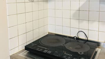 Kühlschrank, Mikrowelle, Herdplatte, Kochgeschirr/Geschirr/Besteck