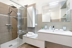Shower, hair dryer, bidet, towels - Blue Mermaid of Stresa Pet Friendly, Stresa, Italy (Stresa)