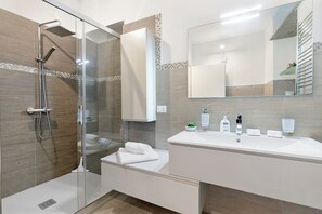Dusche, Haartrockner, Bidet, Handtücher