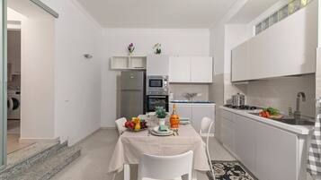 Kylskåp, mikrovågsugn, ugn och spishäll