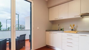 Eine moderne Küche mit weißen Schränken, einer Edelstahl-Spüle und einer Holz Arbeitsplatte.