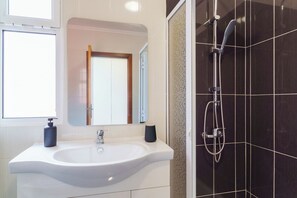 Dusche, Haartrockner, Handtücher, Seife