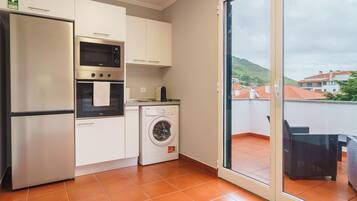 Fridge, microwave, oven, coffee/tea maker
