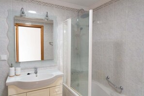 Shower, hair dryer, towels, soap - GuestReady - Charming retreat in Funchal (Funchal)