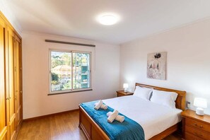 3 bedrooms, iron/ironing board, internet, bed sheets