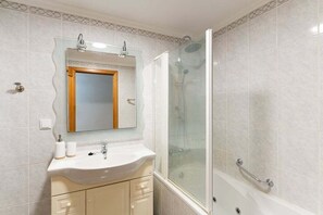 Shower, hair dryer, towels, soap - GuestReady - Charming retreat in Funchal (Funchal)