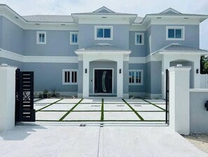 Exterior - Modern & Cozy 2-Bedroom Apartment (Nassau)