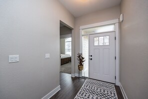 Interior - Spacious and clean 4-bedroom townhome in Urbandale with fitness room, WiFi (Urbandale)