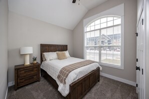 4 bedrooms, iron/ironing board, free WiFi, bed sheets