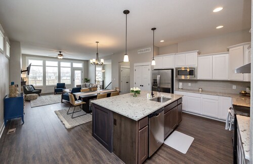 Spacious and clean 4-bedroom townhome in Urbandale with fitness room, WiFi