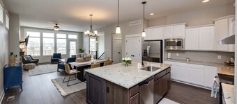 Spacious and clean 4-bedroom townhome in Urbandale with fitness room, WiFi