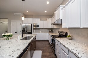 Fridge, microwave, oven, stovetop - Spacious and clean 4-bedroom townhome in Urbandale with fitness room, WiFi (Urbandale)