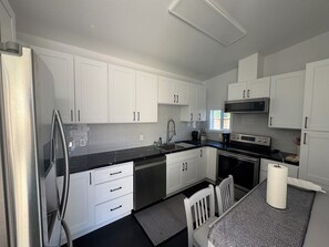 Fridge, microwave, oven, dishwasher - Charming backyard Guesthouse with 2 bedrooms and WiFi, AC in Pleasant Hill (Pleasant Hill)