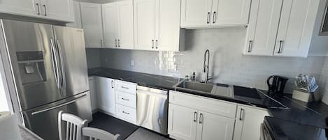 Kühlschrank, Mikrowelle, Ofen, Geschirrspüler