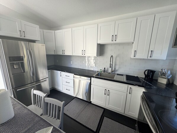 Fridge, microwave, oven, dishwasher - Charming backyard Guesthouse with 2 bedrooms and WiFi, AC in Pleasant Hill (Pleasant Hill)