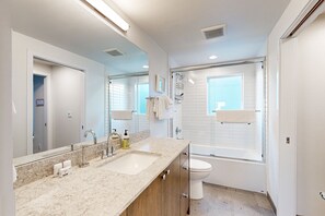 Hair dryer, towels - Charming Seattle home with private backyard, BBQ, and spacious living area (Seattle)