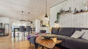 Una sala de estar moderna con un sofá, una mesa de centro y una chimenea.