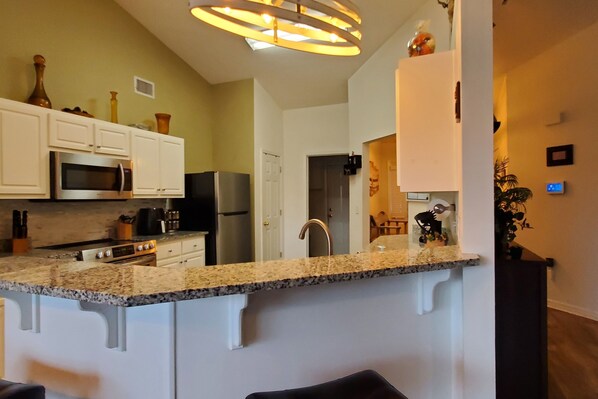 冷蔵庫、電子レンジ、オーブン、コンロ